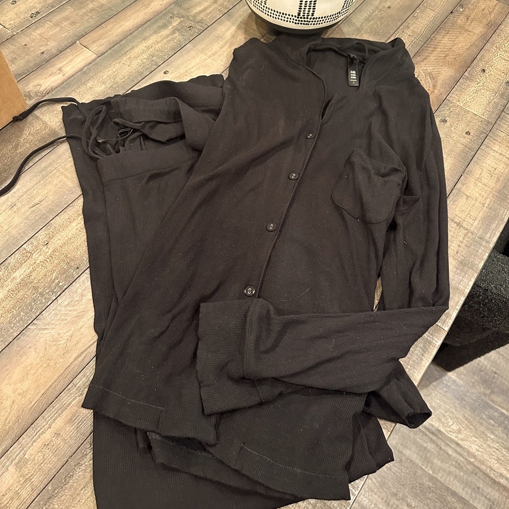 Skims lounge set in onyx. Great condition